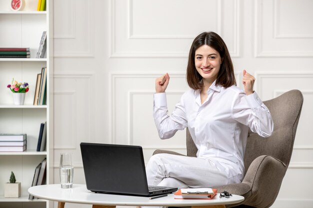 Psychologin, brünette, süße junge, berufstätige Frau, die Online-Sitzungen anbietet, sehr aufgeregt