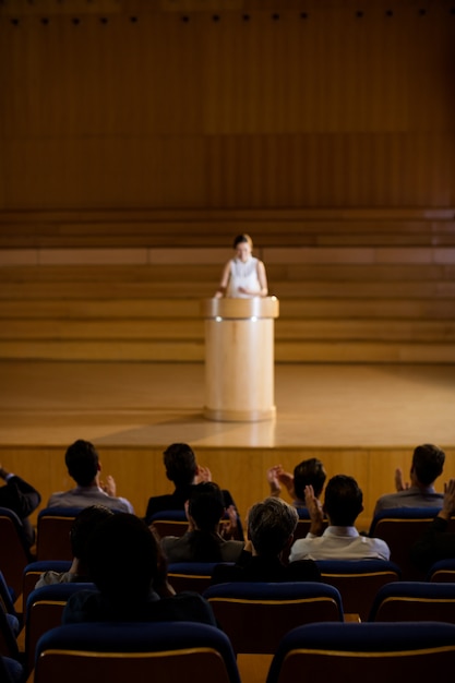 Publikum applaudiert Redner nach Konferenzpräsentation