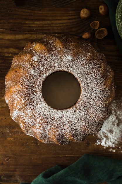 Kostenloses Foto puderzucker auf leckerem kuchen