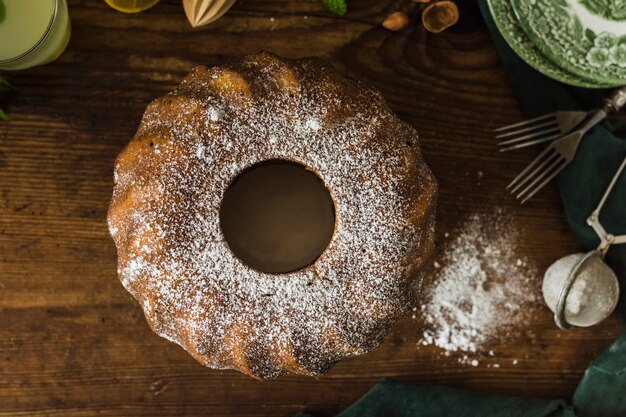 Puderzucker auf selbst gemachtem Kuchen