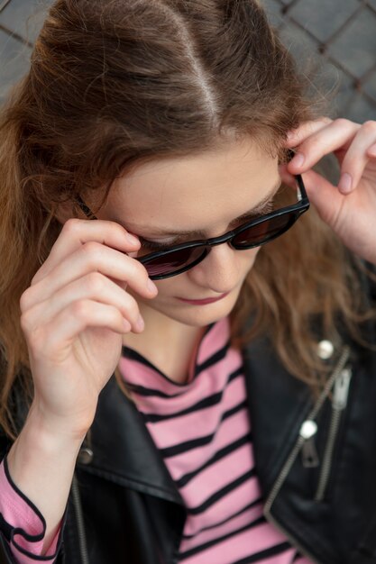 Punkfrau mit Sonnenbrille in urbaner Lage