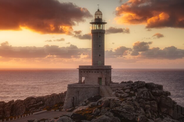 Punta Nariga Leuchtturm in Galizien, Spanien bei Sonnenuntergang