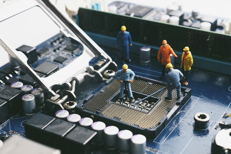 Kostenlose Foto puppen auf einem computer-motherboard