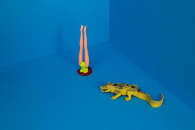 Puppenkörper und Krokodil