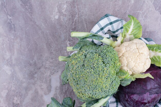 Purpurkohl und Blumenkohl isoliert auf Marmoroberfläche