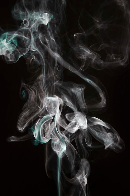 Purpurrote Rauchwellen des Weiß und des Türkises lokalisiert auf schwarzem Hintergrund