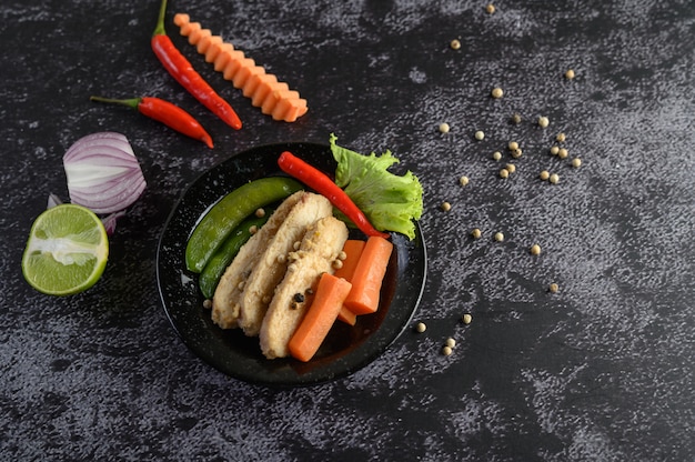 Purpurrote Reisbeeren gekocht mit gegrillter Hühnerbrust. Kürbis, Karotten und Minze in einer Schüssel, sauberes Essen.