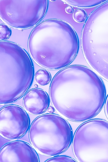 Purpurroter abstrakter Hintergrund mit Blasen