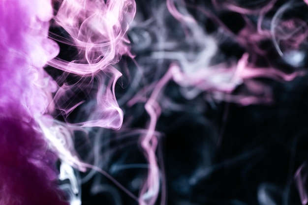Purpurroter gewellter Rauch auf schwarzem Hintergrund