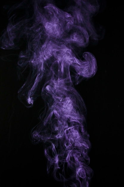 Kostenloses Foto purpurroter rauchdampf lokalisiert auf schwarzem hintergrund