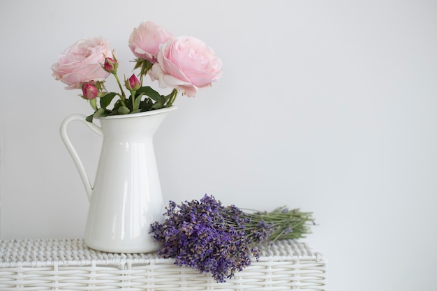 Purpurroter Rosen- und Lavendelstrauß