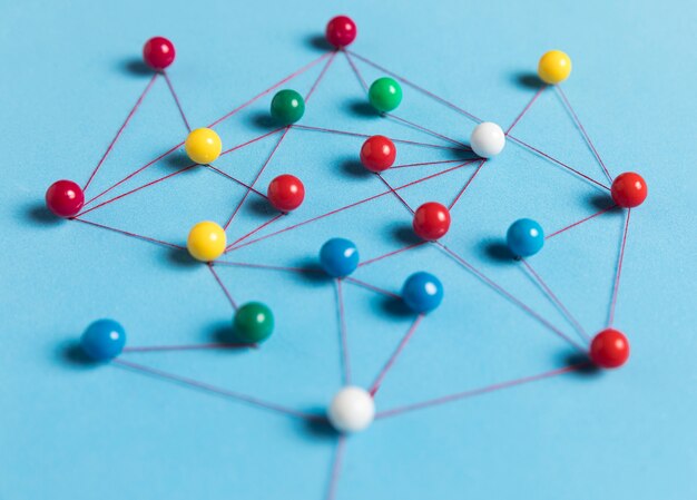 Pushpin Tracks und Thread blauen Hintergrund
