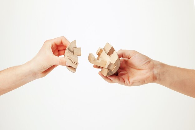 Puzzle in der Hand lokalisiert auf weißem Hintergrund