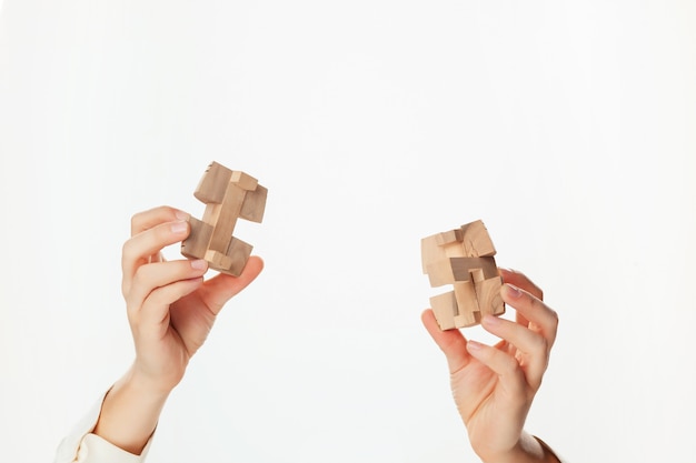 Puzzle in der Hand lokalisiert auf weißer Wand