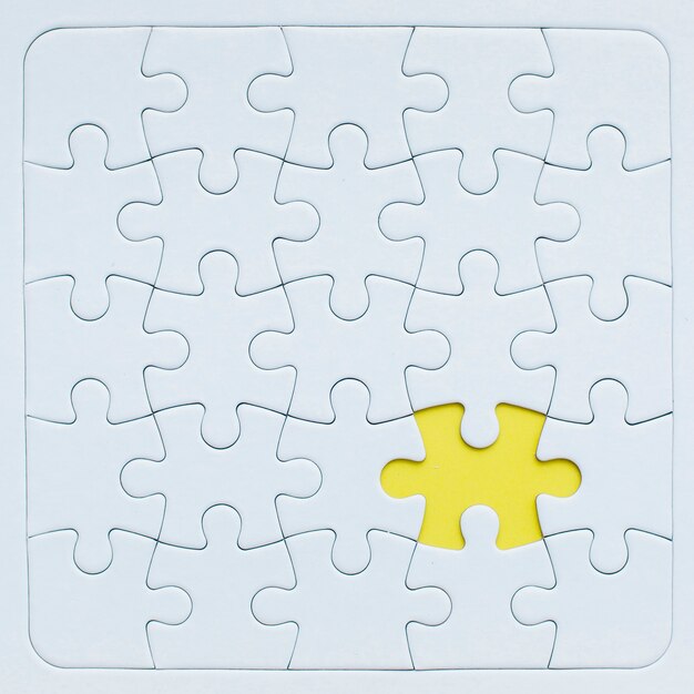 Puzzle-Modell mit gelben Stück.