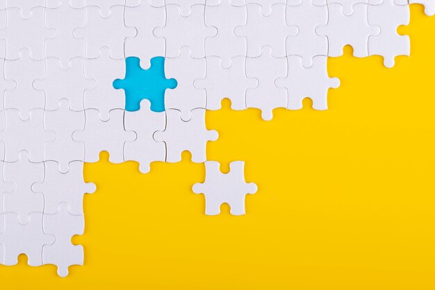 Puzzleteile mit gelbem und blauem Hintergrund