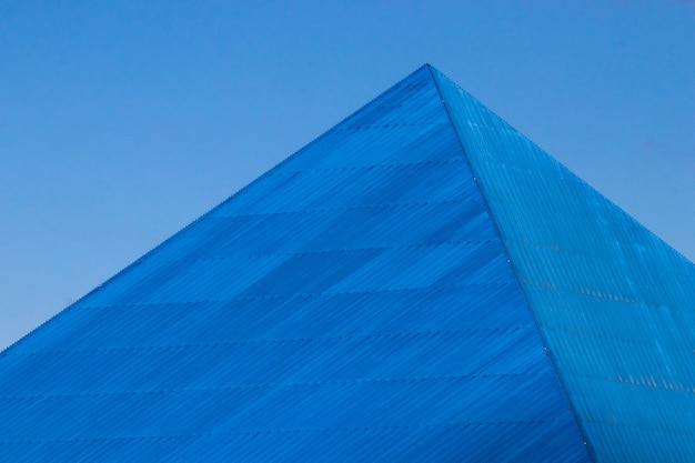 Pyramide auf blau
