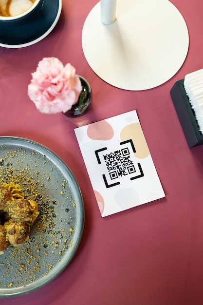 Kostenloses Foto qr-code-notiz der draufsicht auf dem tisch