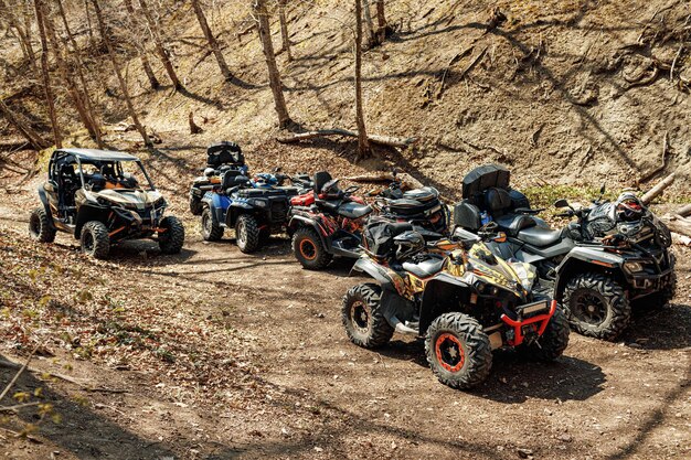 Quad-ATV-Autos All-Terrain-Fahrzeug auf Bergstraße geparkt