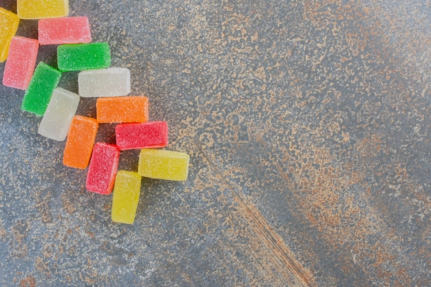 Quadratische form geleebonbongeschmacksfrucht auf einem dunklen hintergrund. hochwertiges foto