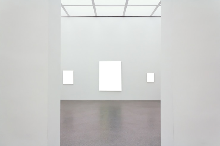 Kostenlose Foto quadratische leere rahmen, die an einer wand in einem raum befestigt sind