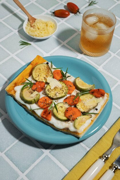 Quadratische Pizza mit hohem Winkel und Zucchini