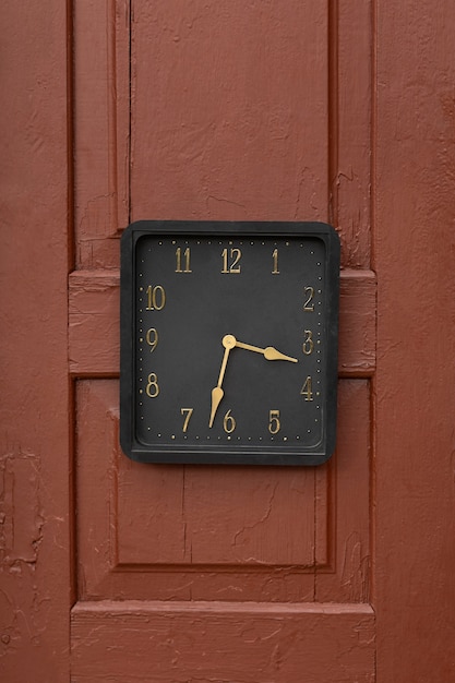 Kostenloses Foto quadratische uhr drinnen stillleben