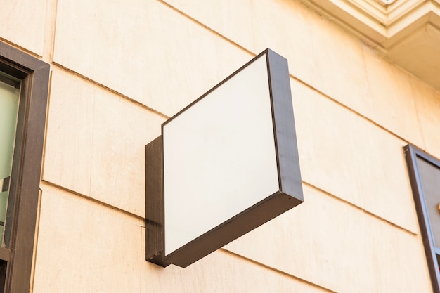 Quadratisches weißes Ladenschild