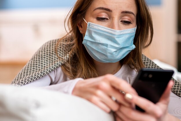 Quarantäne tägliche Aktivitäten und Frau auf ihrem Handy