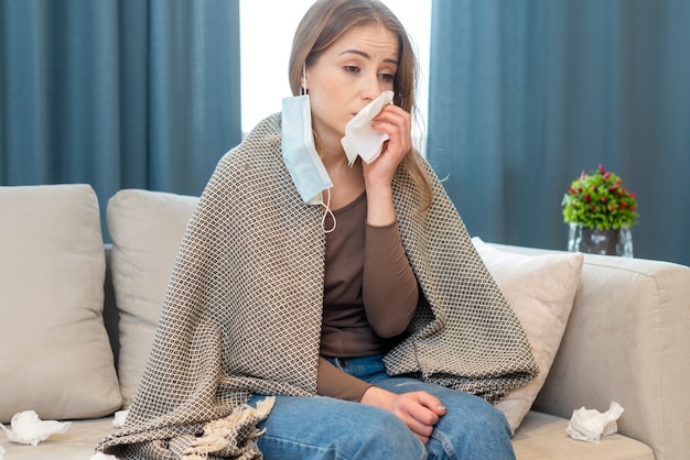 Quarantäne tägliche Aktivitäten und Frau mit laufender Nase