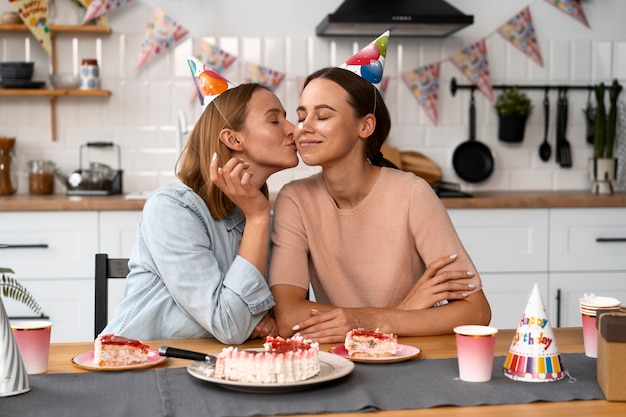 Queere Paare, die Geburtstag feiern