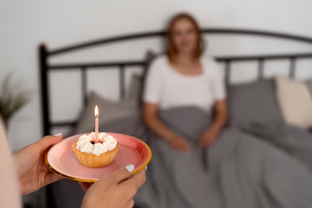 Queeres Paar, das zusammen Geburtstag feiert