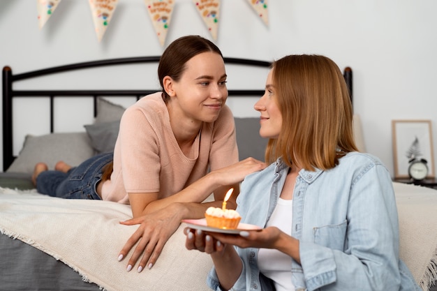 Queeres Paar, das zusammen Geburtstag feiert