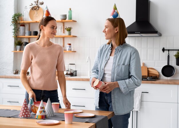 Queeres Paar, das zusammen Geburtstag feiert