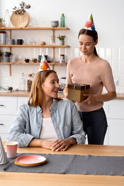 Queeres Paar, das zusammen Geburtstag feiert