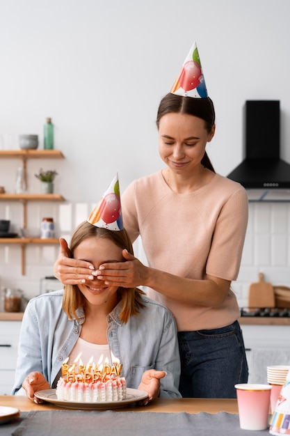 Queeres Paar, das zusammen Geburtstag feiert