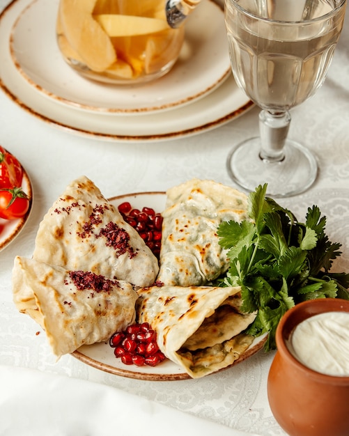 Qutabs und Granatapfel mit Kräutern