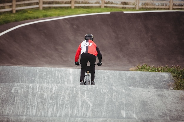 Radfahrer, der BMX-Fahrrad im Skatepark fährt