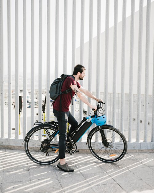 Radfahrer, der eine Pause auf einem Efahrrad macht