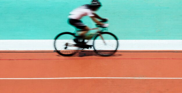 Radfahrer, der in einem Stadion radfährt