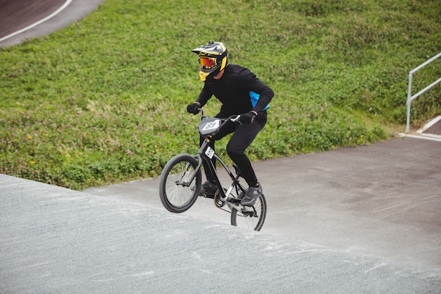 Radfahrer fahren BMX Fahrrad