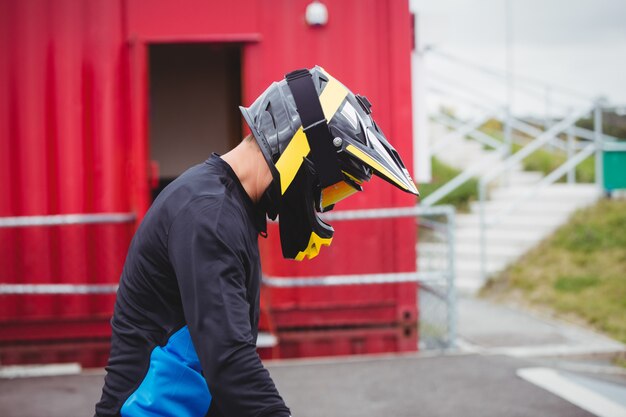 Radfahrer mit Helm