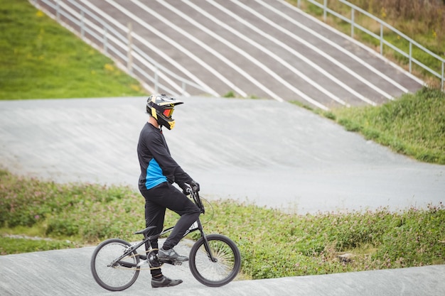 Radfahrer stehend mit BMX Fahrrad