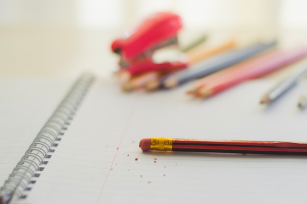 Radiergummi auf Bleistift und Notizblock