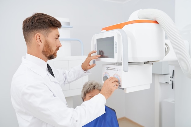 Kostenloses Foto radiologe verwendet und berührt den bildschirm von ultraschallgeräten