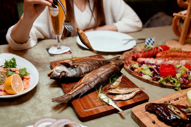 Kostenloses Foto räucherfisch und bratwürste