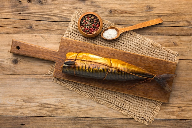 Räucherfisch von oben auf hölzernem Hintergrund