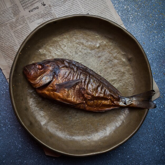 Räucherfisch von oben in Tonplatte