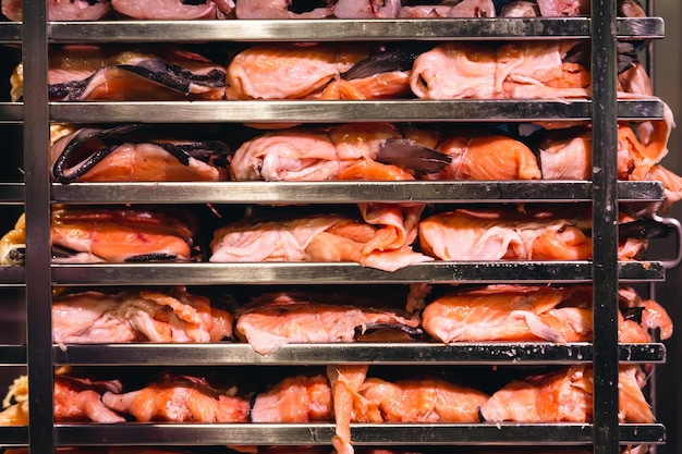 Räuchern von Lachs in einem kleinen Räucherofen