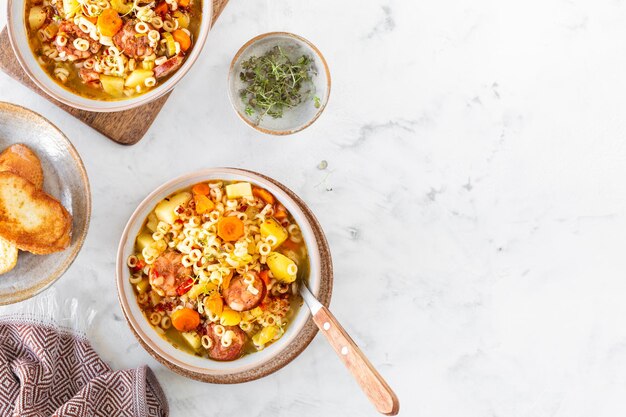 Räucherwurst Minestrone Tubetti Pasta oder Orzo Traditionelle italienische Suppe mit Nudeln und Gemüse der Saison